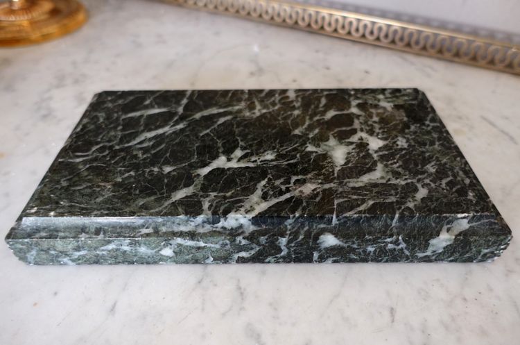 Neoklassizistischer Präsentationssockel für eine Empire-Pendeluhr aus meergrünem Marmor 23,5cm x 12cm