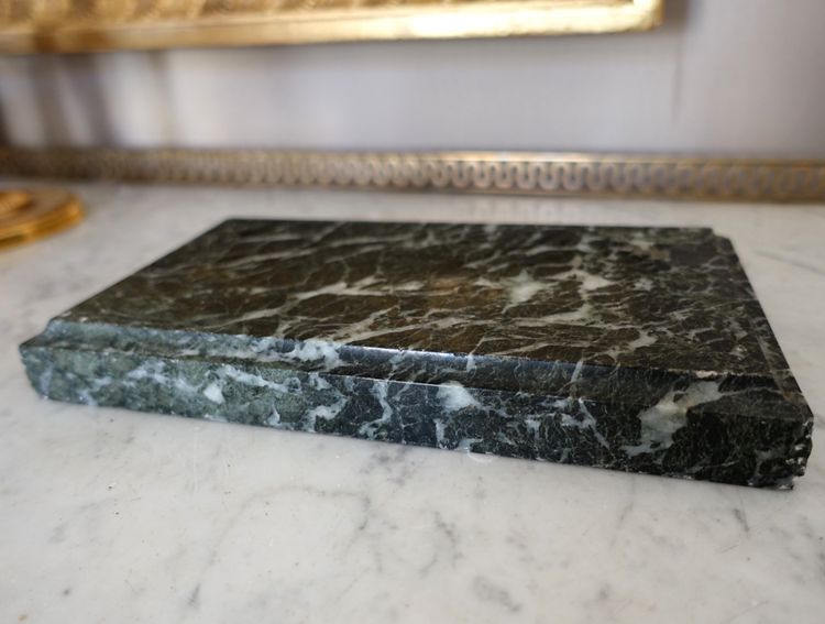 Neoklassizistischer Präsentationssockel für eine Empire-Pendeluhr aus meergrünem Marmor 23,5cm x 12cm