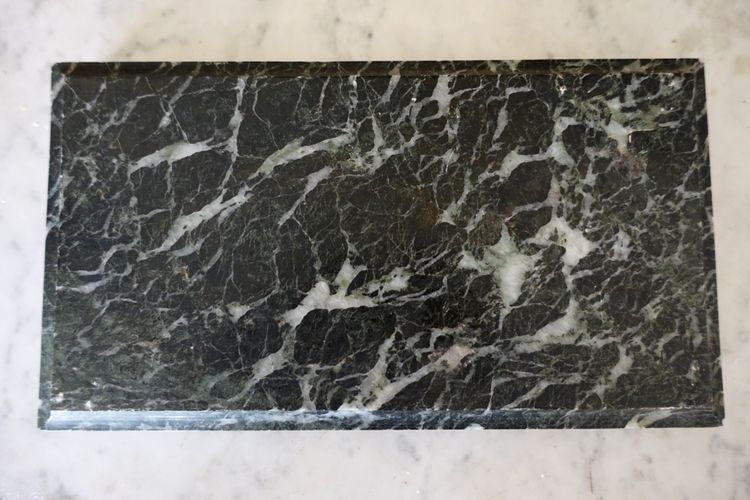 Neoklassizistischer Präsentationssockel für eine Empire-Pendeluhr aus meergrünem Marmor 23,5cm x 12cm