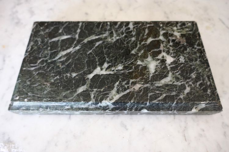 Neoklassizistischer Präsentationssockel für eine Empire-Pendeluhr aus meergrünem Marmor 23,5cm x 12cm
