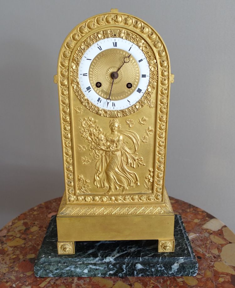 Neoklassizistischer Präsentationssockel für eine Empire-Pendeluhr aus meergrünem Marmor 23,5cm x 12cm