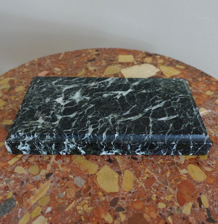 Neoklassizistischer Präsentationssockel für eine Empire-Pendeluhr aus meergrünem Marmor 23,5cm x 12cm