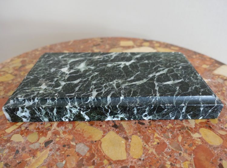 Neoklassizistischer Präsentationssockel für eine Empire-Pendeluhr aus meergrünem Marmor 23,5cm x 12cm