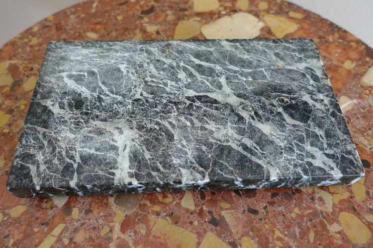 Neoklassizistischer Präsentationssockel für eine Empire-Pendeluhr aus meergrünem Marmor 23,5cm x 12cm