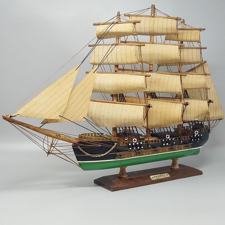 Maquette de bateau Fragata Siglo XVIII des années 1970. Fabriquée à la main. Fabriqué en Angleterre