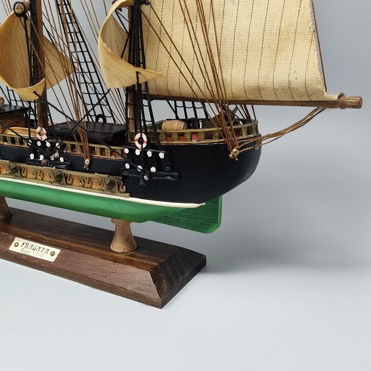 Maquette de bateau Fragata Siglo XVIII des années 1970. Fabriquée à la main. Fabriqué en Angleterre