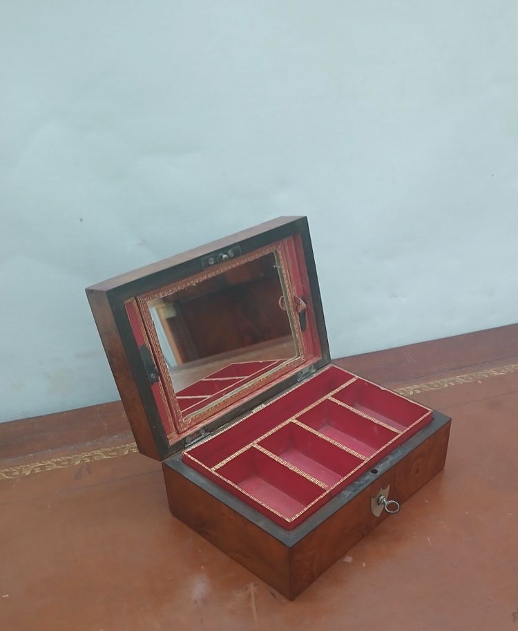 Jewelry box.