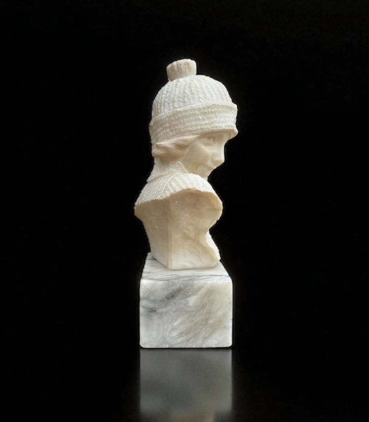 SCULTURA IN ALABASTRO FIRMATA "E. GUERRIERI" DONNA CON CUFFIA ANNI '30