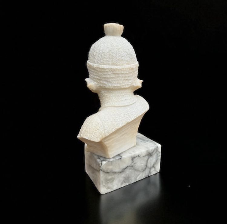 SCULTURA IN ALABASTRO FIRMATA "E. GUERRIERI" DONNA CON CUFFIA ANNI '30