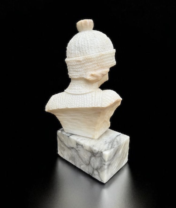 SCULTURA IN ALABASTRO FIRMATA "E. GUERRIERI" DONNA CON CUFFIA ANNI '30