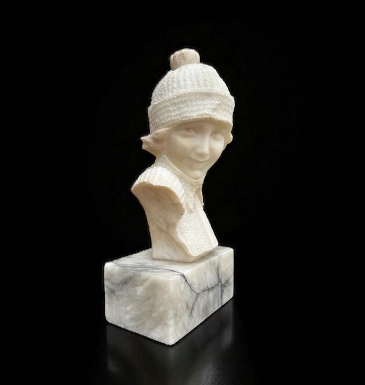 SCULTURA IN ALABASTRO FIRMATA "E. GUERRIERI" DONNA CON CUFFIA ANNI '30
