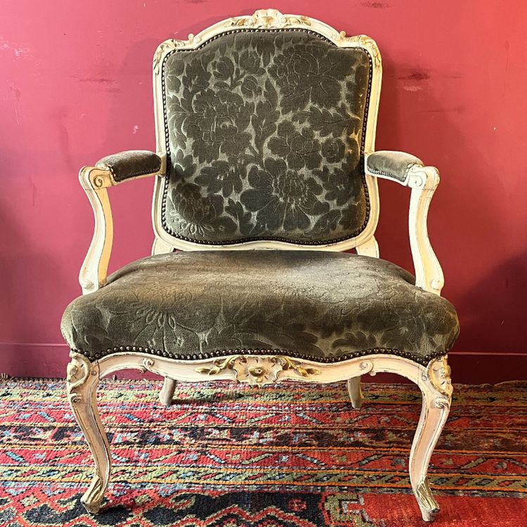 Large fauteuil sculpté, époque Louis XV