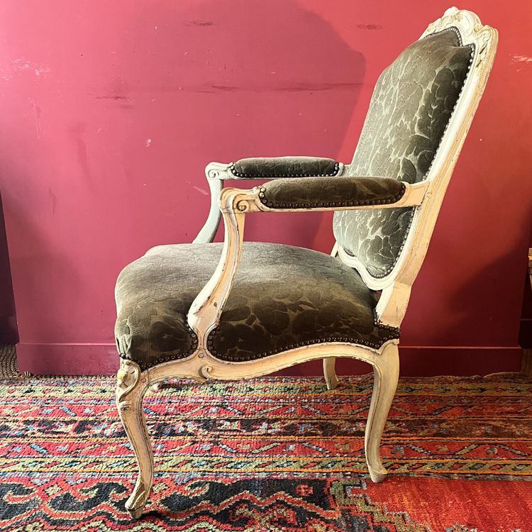 Large fauteuil sculpté, époque Louis XV