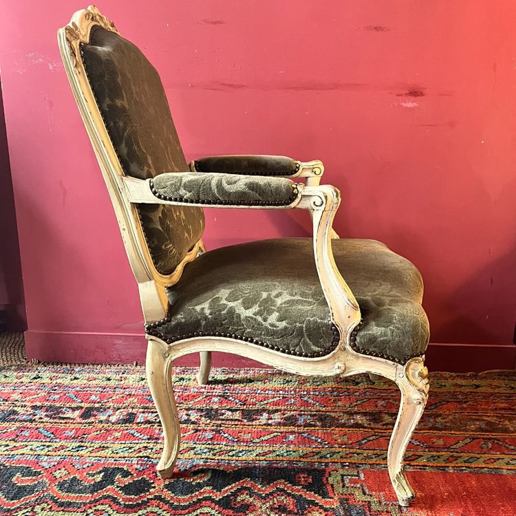Large fauteuil sculpté, époque Louis XV
