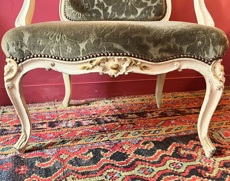 Large fauteuil sculpté, époque Louis XV