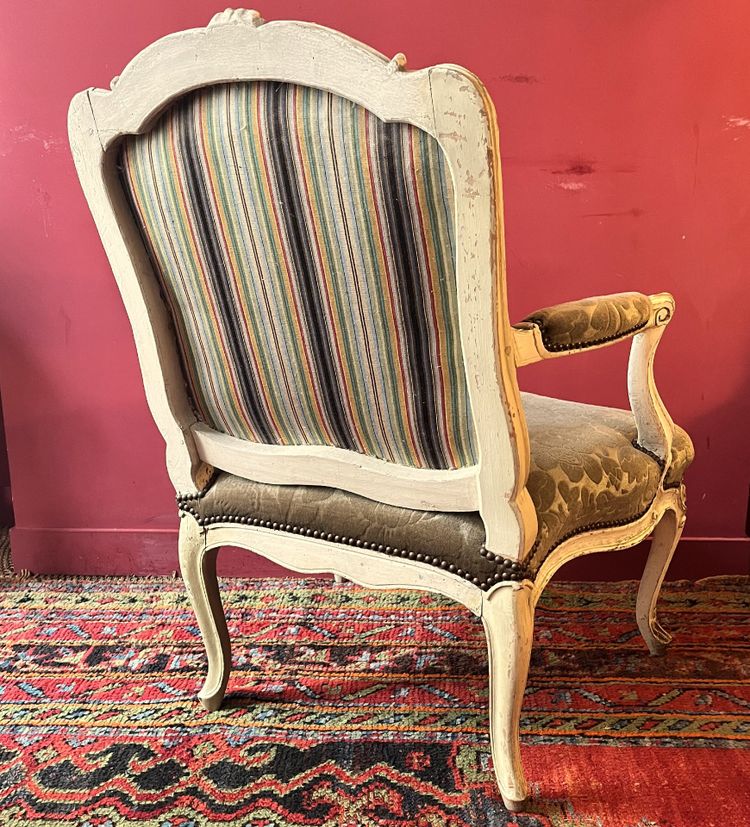 Large fauteuil sculpté, époque Louis XV