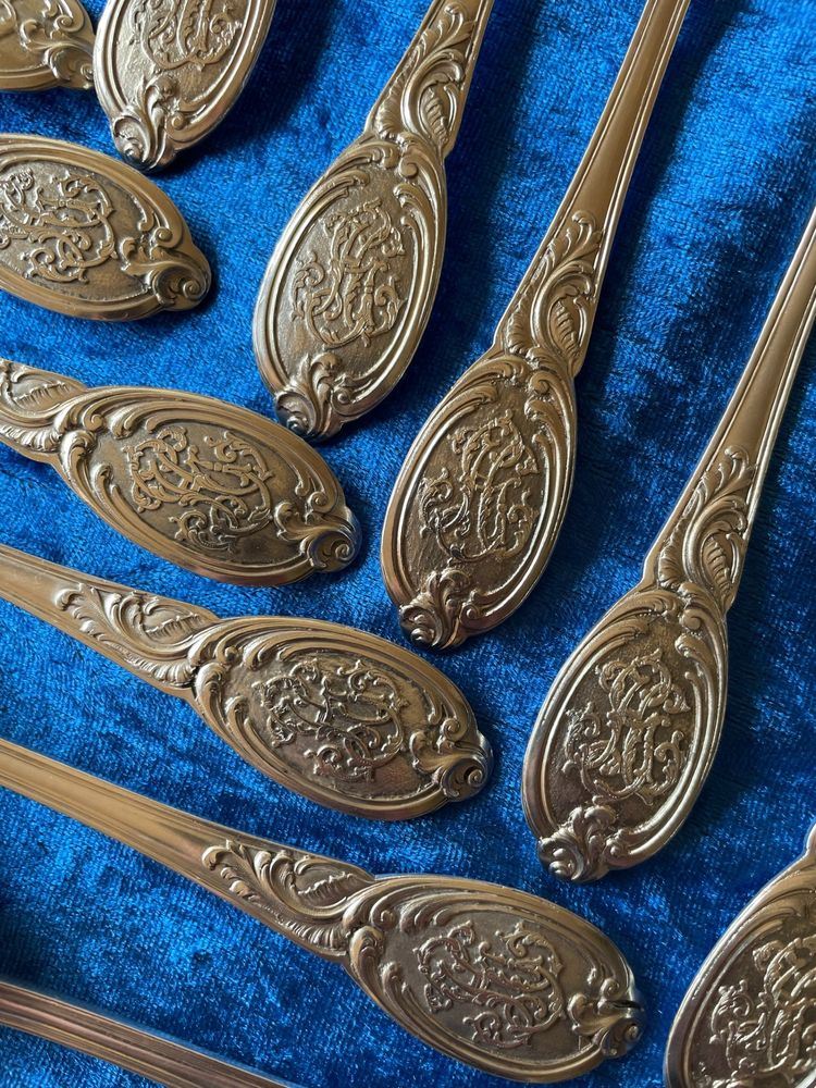 6 couverts de table et 6 couverts à entremets.