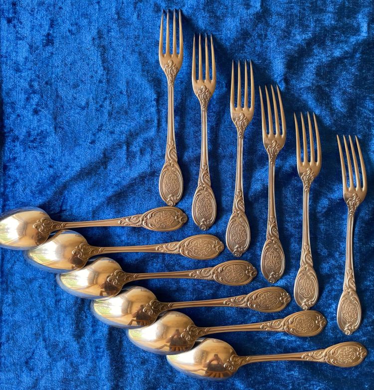 6 couverts de table et 6 couverts à entremets.