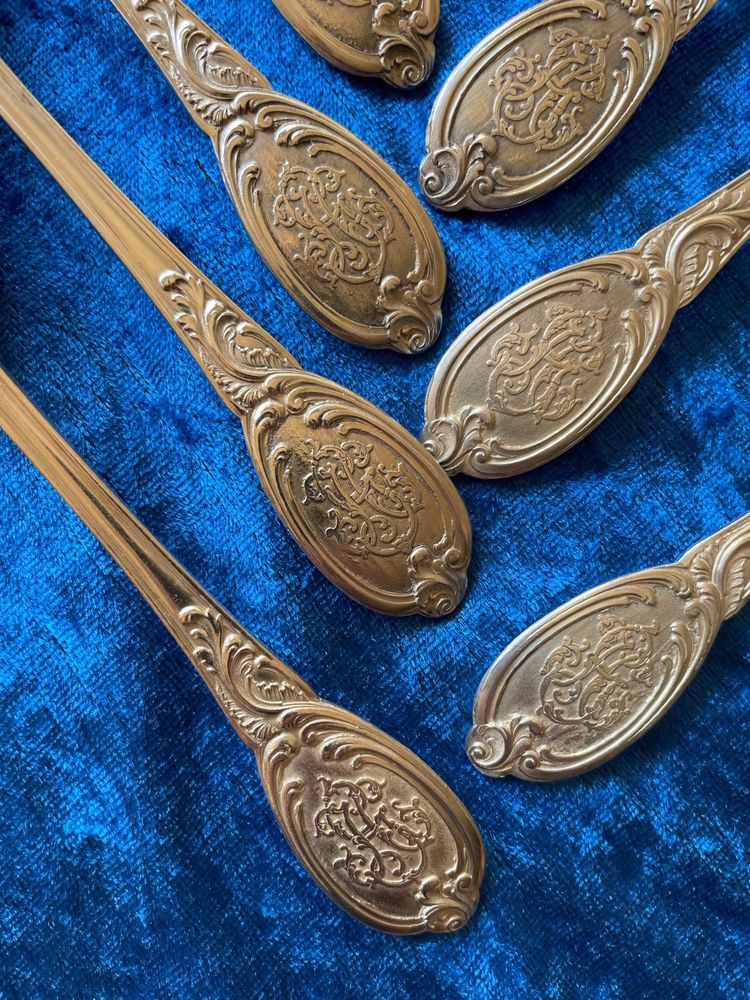 6 couverts de table et 6 couverts à entremets.