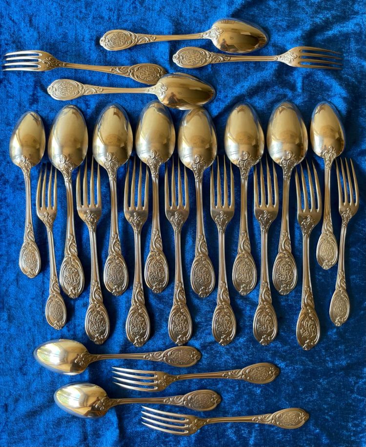 6 couverts de table et 6 couverts à entremets.