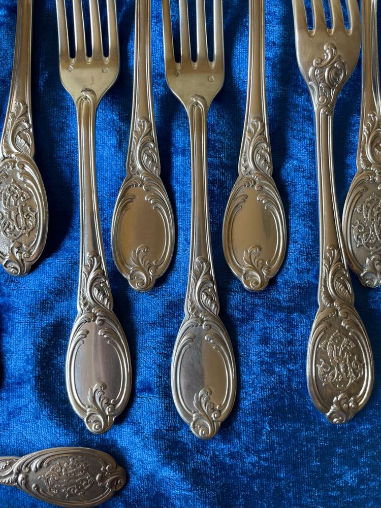 6 couverts de table et 6 couverts à entremets.