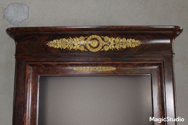 Armoire in mogano e bronzo con grande specchio e cassetto XIX secolo Periodo della Restaurazione