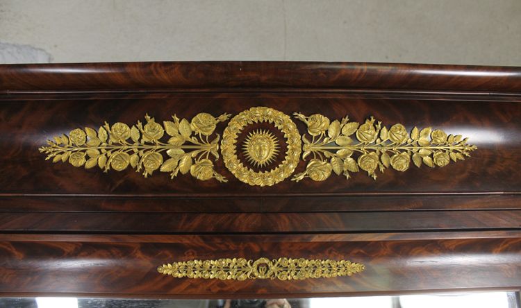 Armoire in mogano e bronzo con grande specchio e cassetto XIX secolo Periodo della Restaurazione