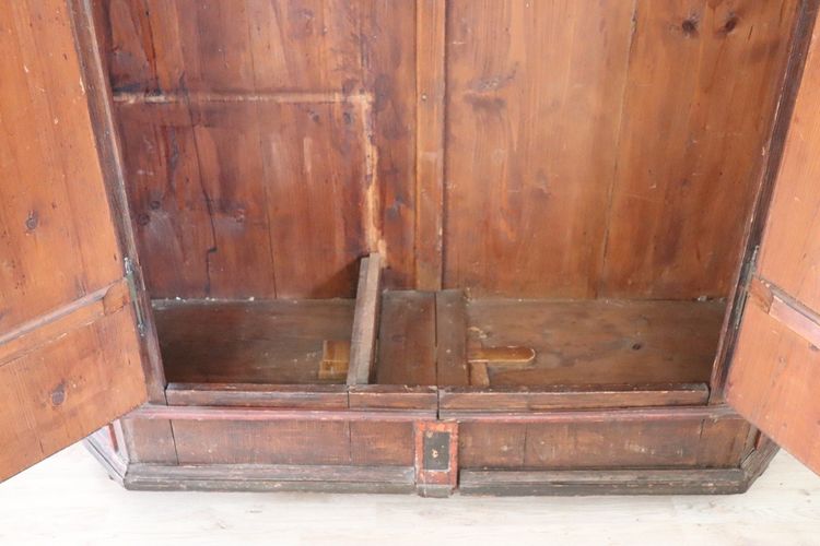 Antiker Tiroler Kleiderschrank aus Kiefernholz, 1800er