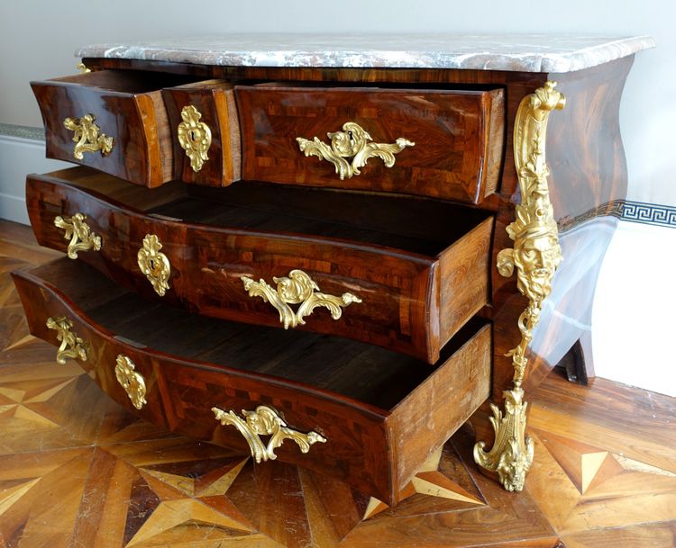 Reggenza - Cassettone d'epoca Luigi XV in legno di violetta attribuito a Jean-Charles Saunier