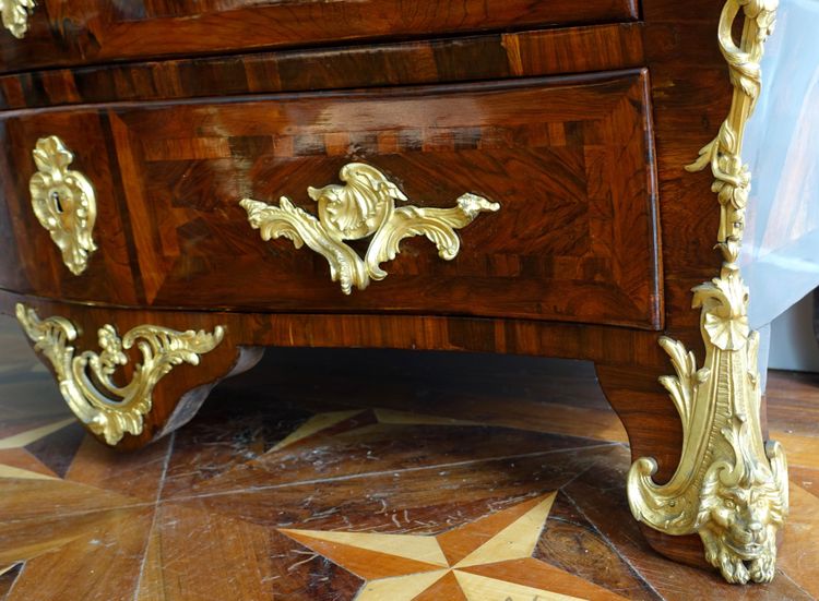 Reggenza - Cassettone d'epoca Luigi XV in legno di violetta attribuito a Jean-Charles Saunier