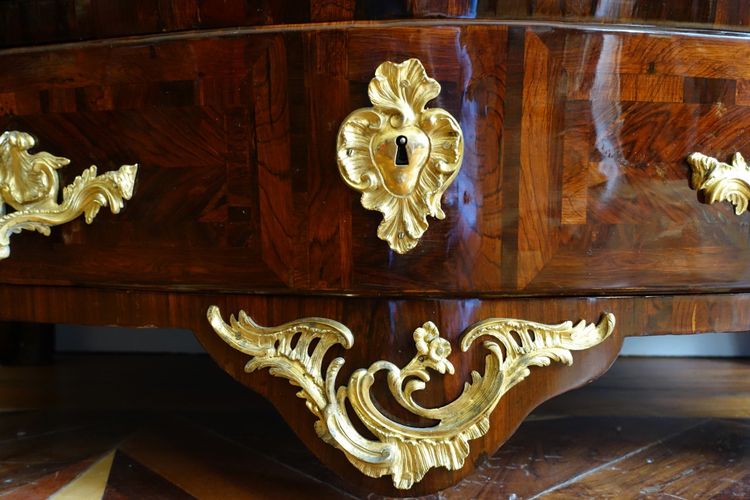 Reggenza - Cassettone d'epoca Luigi XV in legno di violetta attribuito a Jean-Charles Saunier