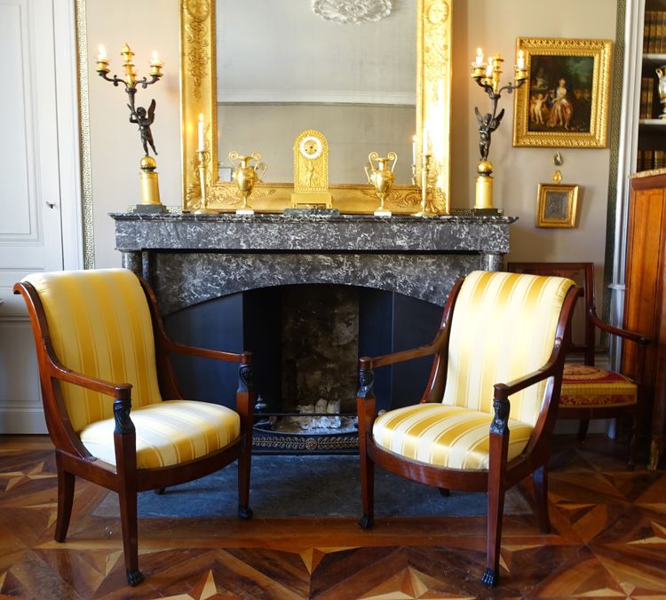 Ravrio: pair of Empire ormolu candlesticks variant Château de Fontainebleau