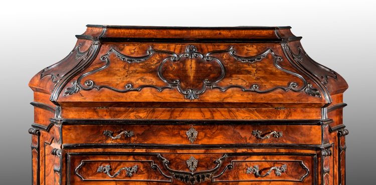  Chest of drawers veneered in walnut, in eighteenth-century Lombard style