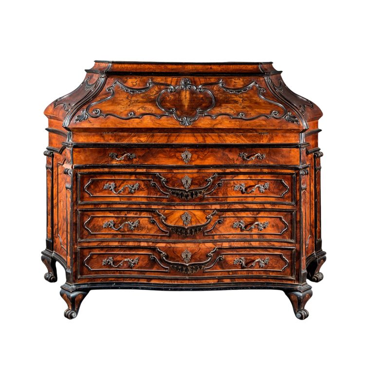  Chest of drawers veneered in walnut, in eighteenth-century Lombard style