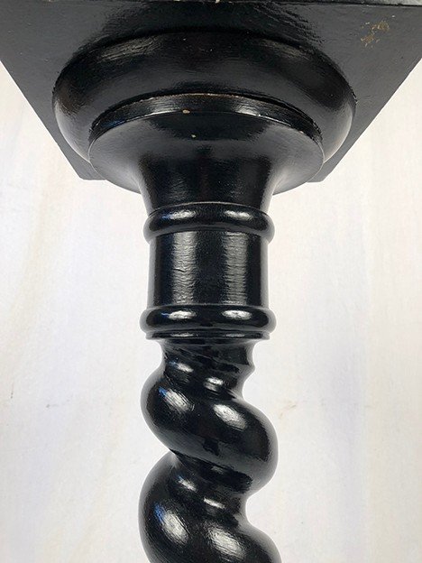 Colonne torse en bois laqué noir