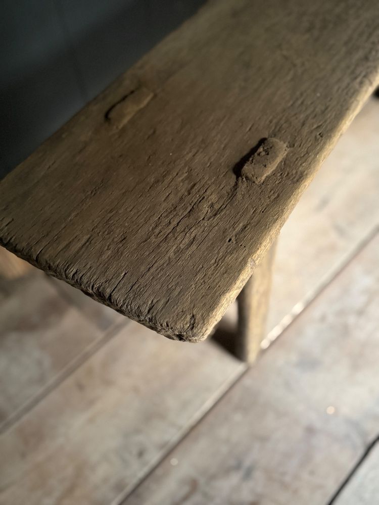 Petit banc style primitif en chêne brut grisaillant datant de la fin du 18e siècle 