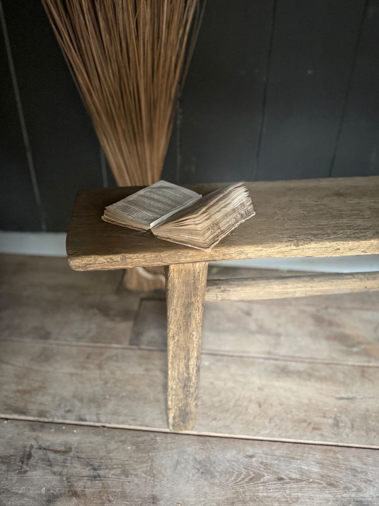 Petit banc style primitif en chêne brut grisaillant datant de la fin du 18e siècle 