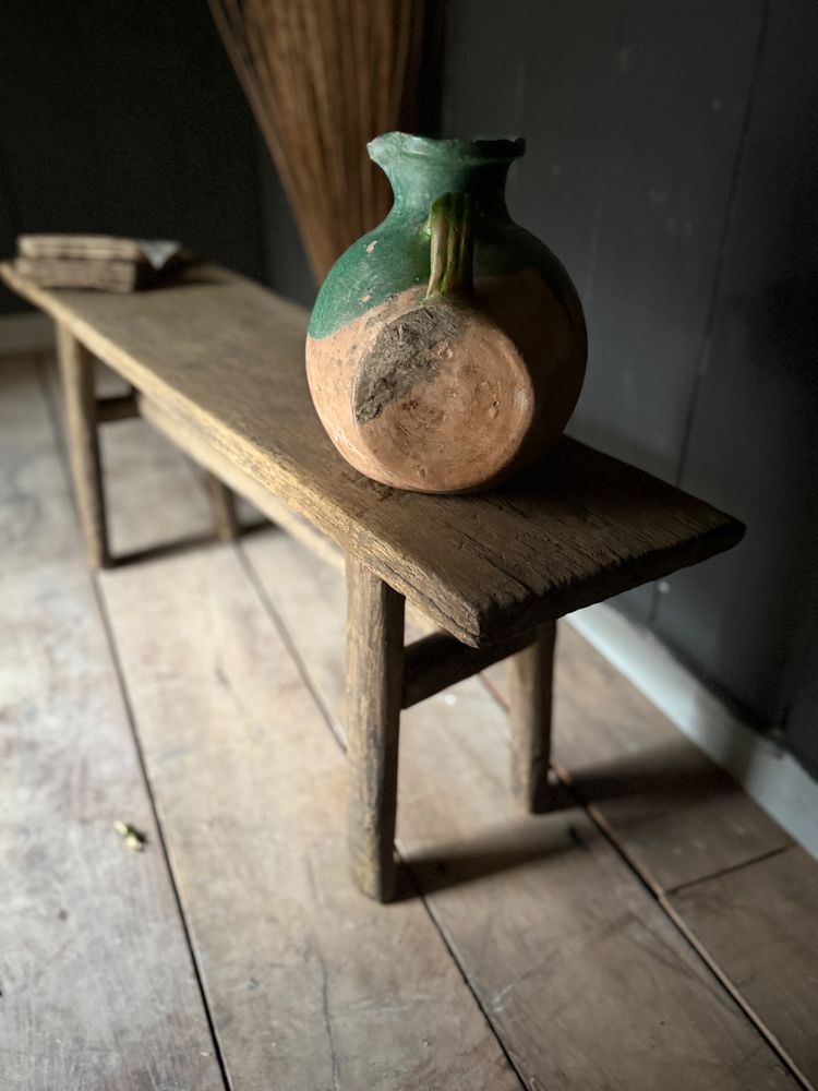 Petit banc style primitif en chêne brut grisaillant datant de la fin du 18e siècle 