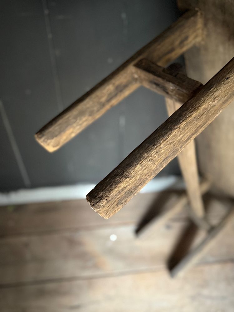 Petit banc style primitif en chêne brut grisaillant datant de la fin du 18e siècle 