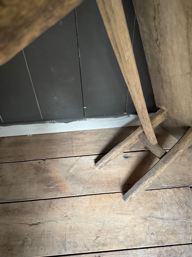 Petit banc style primitif en chêne brut grisaillant datant de la fin du 18e siècle 