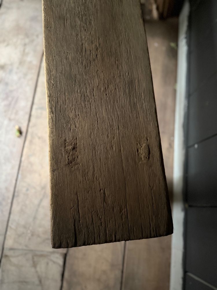 Petit banc style primitif en chêne brut grisaillant datant de la fin du 18e siècle 