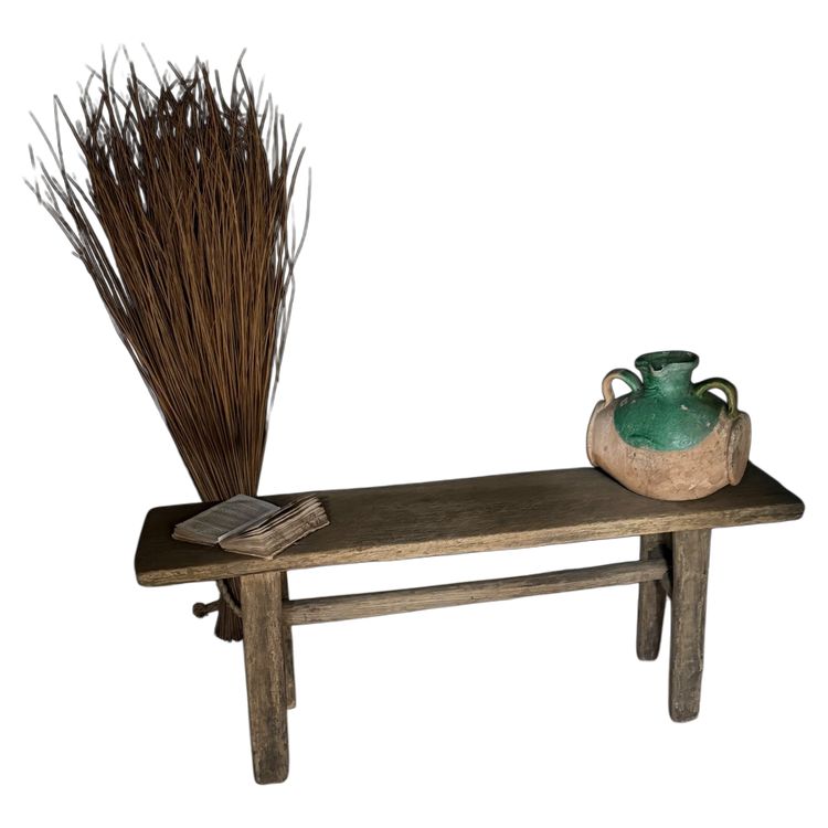 Petit banc style primitif en chêne brut grisaillant datant de la fin du 18e siècle 