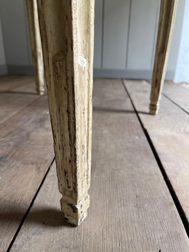 Petite table guéridon liégeoise datant du 18e siècle Louis XVI belle patine 