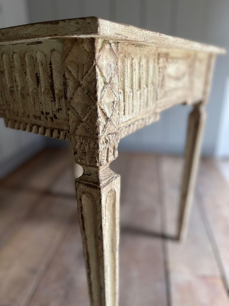 Petite table guéridon liégeoise datant du 18e siècle Louis XVI belle patine 