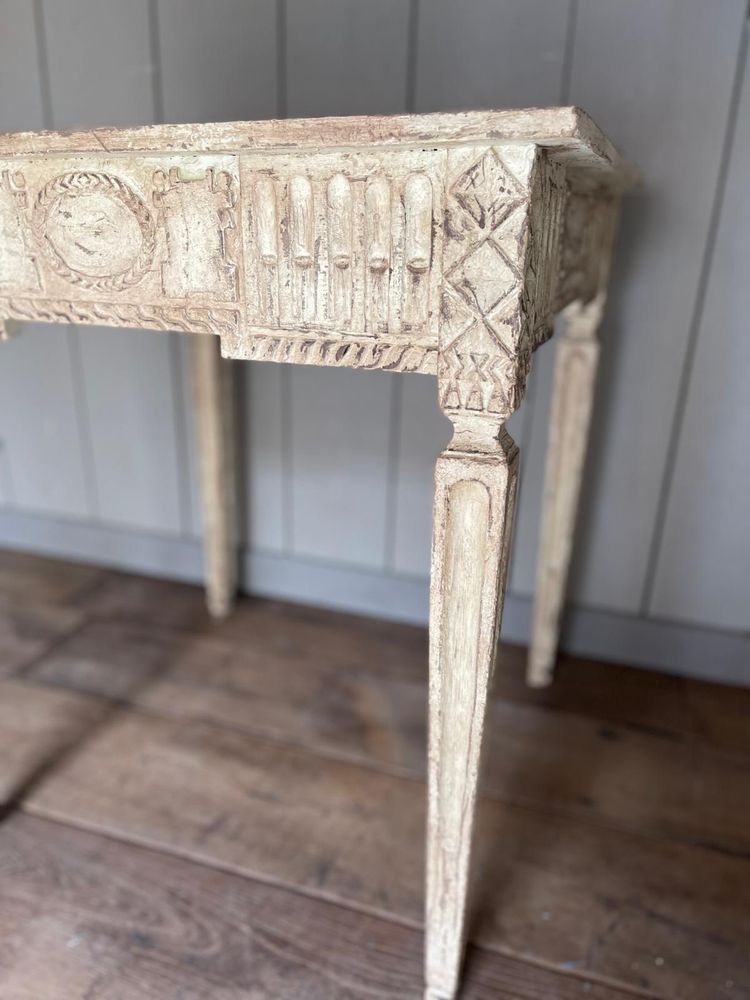 Petite table guéridon liégeoise datant du 18e siècle Louis XVI belle patine 