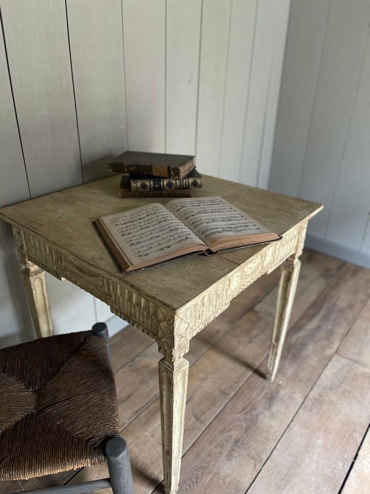Petite table guéridon liégeoise datant du 18e siècle Louis XVI belle patine 
