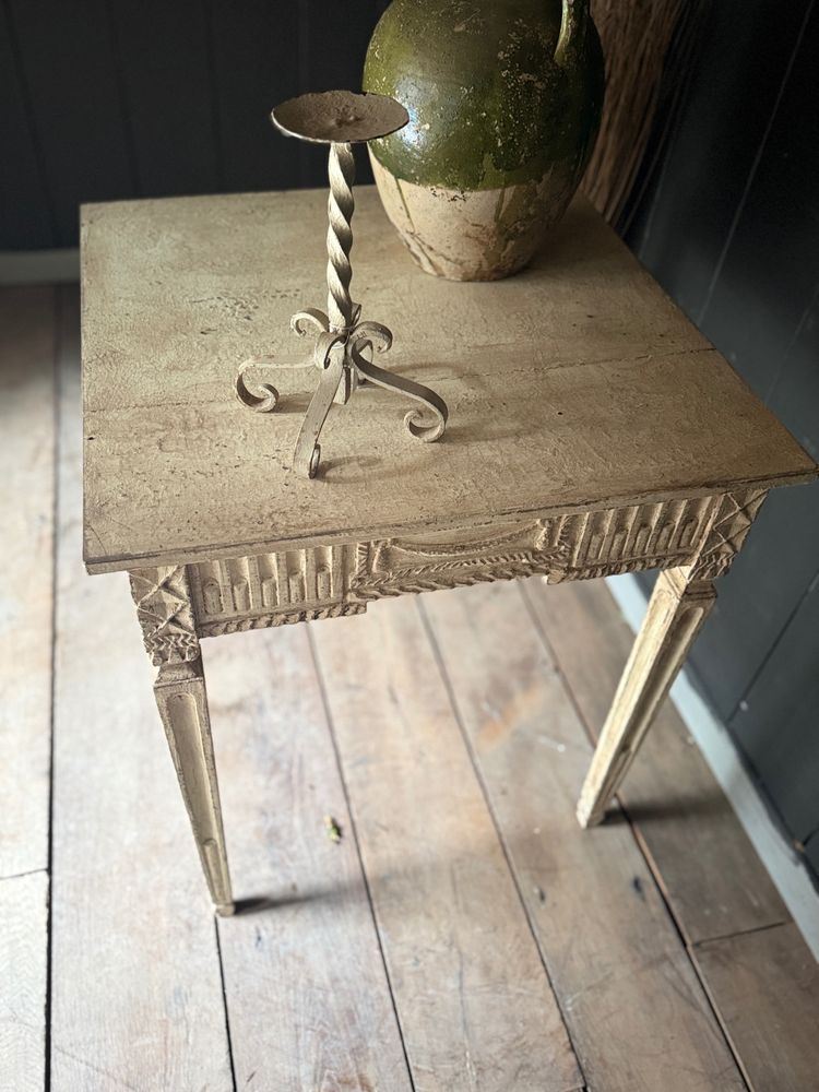 Petite table guéridon liégeoise datant du 18e siècle Louis XVI belle patine 