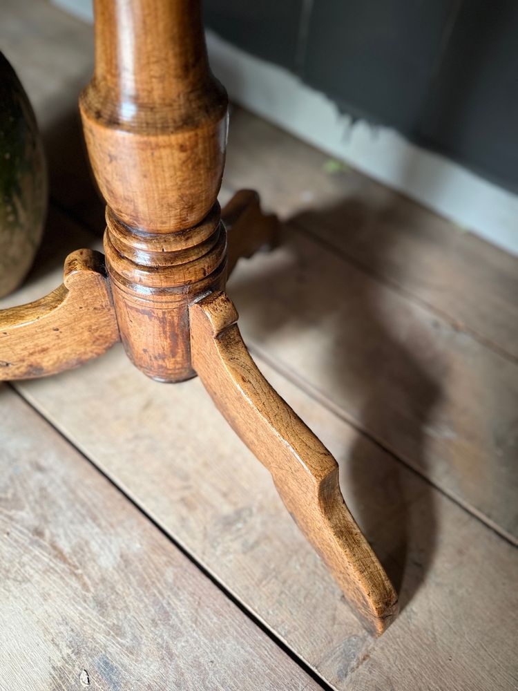 19th century Louis Philippe walnut pedestal table, round base