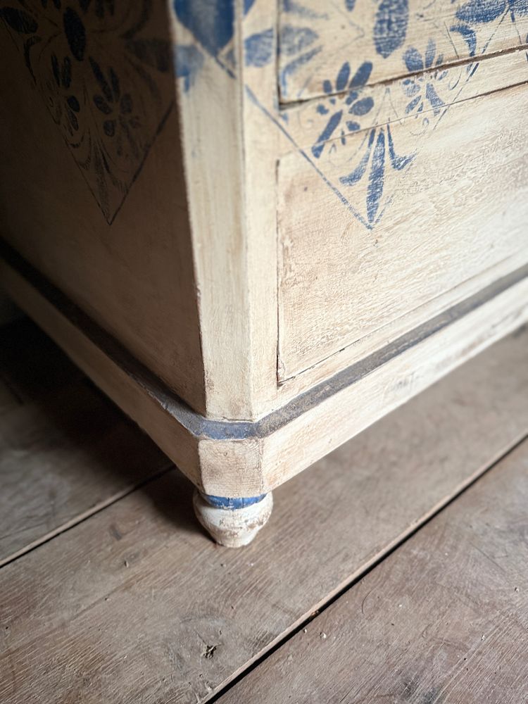 Commode aux dallages peints datant du 19 e siècle belle patine decorative