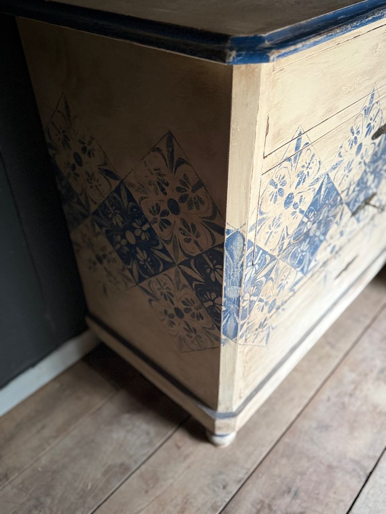 Commode aux dallages peints datant du 19 e siècle belle patine decorative
